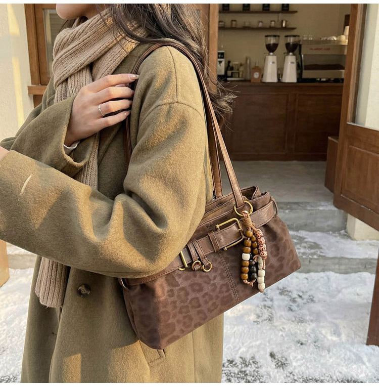 Zelin Orta Boy Omuz Çantası – Şık Dikiş Detaylı Günlük Tasarım